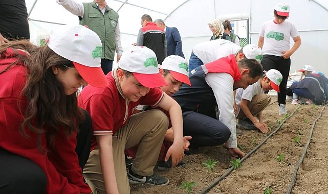 Öğrenciler seracılık, bahçecilik ve tarım uygulamalarıyla üretim sürecini yerinde öğreniyor