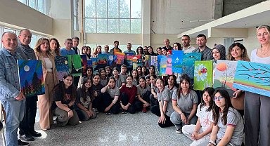 Öğrenciler velileriyle birlikte resim yaptı