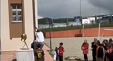 Okul önünde direğe dolanan bayrağı tırmanarak çözdü