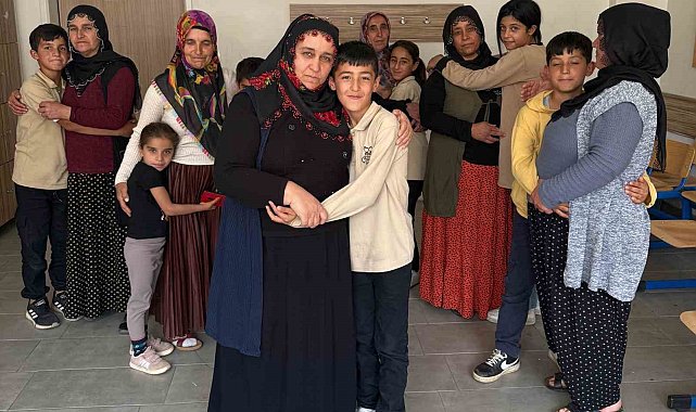 Okulda duygu dolu Anneler Günü etkinliği: Anneler, çocuklarını seslerinden tanıdı