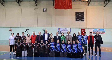 Oltu'da hentbolun şampiyonu Oltu Anadolu Lisesi