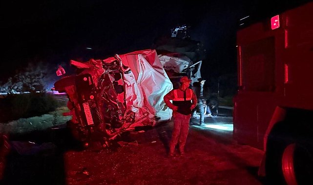 Ordu'da 2 kamyon kafa kafaya çarpıştı: 1 ölü, 1 yaralı
