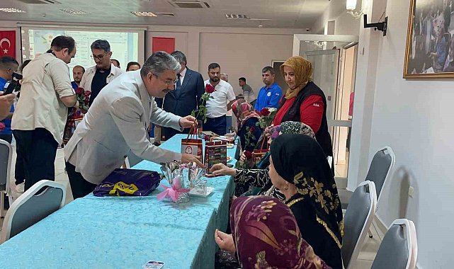 Osmaniye'de huzurevinde kalan annelerin günü kutlandı