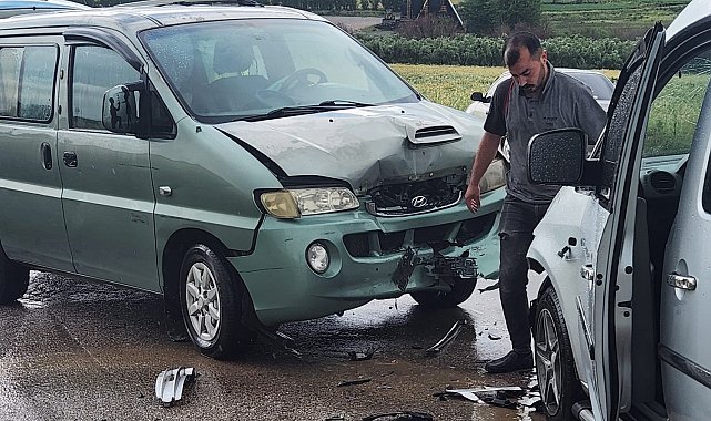 Osmaniye'de minibüs ile ticari araç çarpıştı