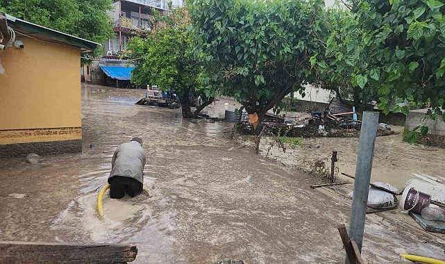 Osmaniye'de sağanak hayatı felç etti
