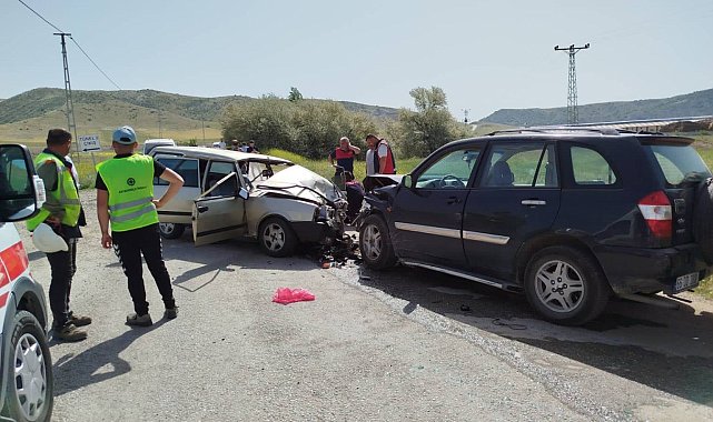 Otomobil ve cip kafa kafaya çarpıştı: 1'i ağır 6 yaralı