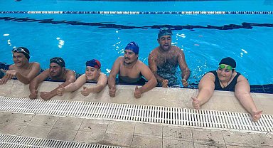 Özel sporcuların yüzme yarışında renkli görüntüler ortaya çıktı