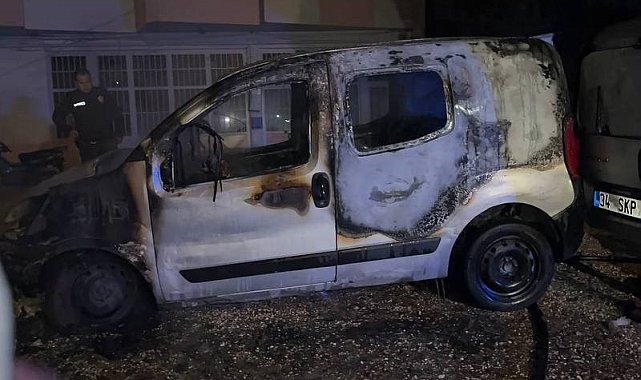 Park halindeki araç alev topuna döndü, geriye demir yığınları kaldı