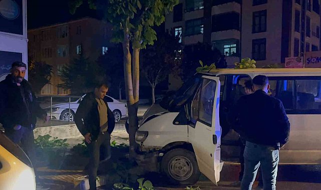 "Dur" ihtarına uymayan ehliyetsiz sürücünün kullandığı araç ağaca çarptı: 38 bin TL ceza yedi