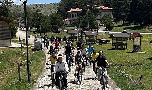 Refahiye'de gençler çevre için pedal çevirdi