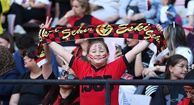 Şampiyonluğunu stadında kutlayan Eskişehirspor taraftarından siyah-kırmızı manzaralar