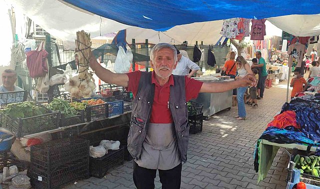 Şarkı söyleyerek ekmeğini kazanan pazarcı herkese neşe saçıyor