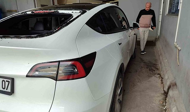 Serik'te dolu yağışı lüks otomobilin camlarını kırdı
