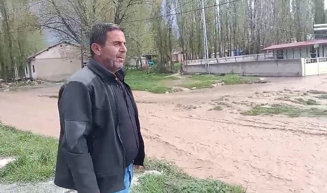 Sivas'ta dere taştı, köyün sokakları nehre döndü