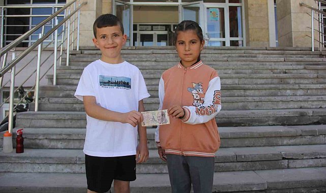 Sivaslı minik öğrenci paranın üzerindeki yazının izini sürerek sahibine ulaştı