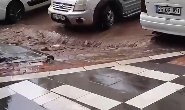 Siverek'te aniden bastıran yağış sele neden oldu