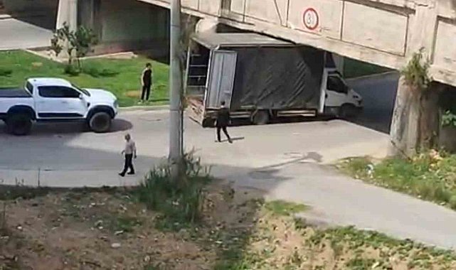 Tarsus'ta kamyonet köprü altına sıkıştı