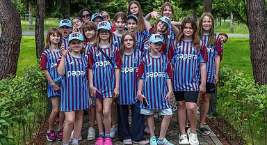 Trabzonsporlu futbolcular Ukraynalı çocuklarla bir araya geldi