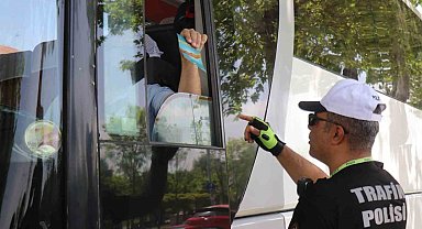 Trafik polisleri bu kez bilinçlendirmek için durdurdu