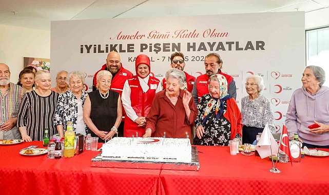 Türk Kızılay'dan deprem bölgesinde 'Anneler Günü' kutlaması