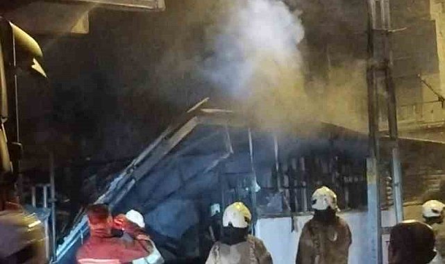 Ümraniye'de çıkan yangında gecekondu ve park halindeki otomobil kullanılamaz hale geldi
