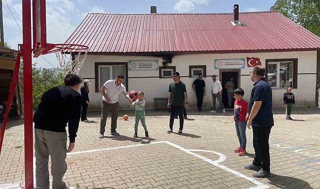 Üniversite öğrencilerinden köy okuluna anlamlı destek