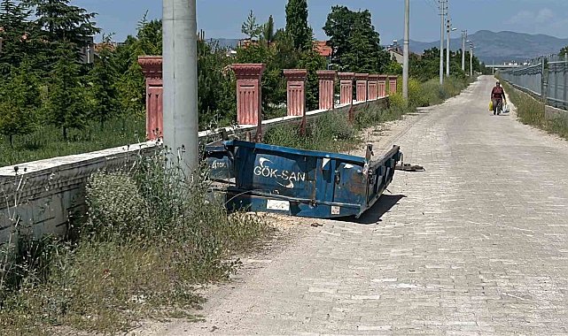 Uşak'ta hemzemin geçitte traktör ile tren çarpıştı: 1 yaralı
