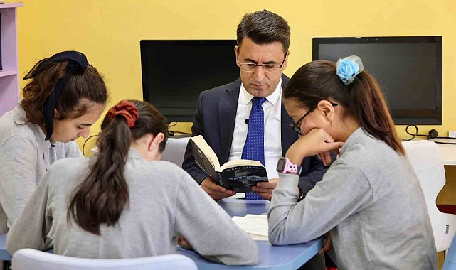 Vali Şefik Aygöl, öğrencilerle kitap okudu
