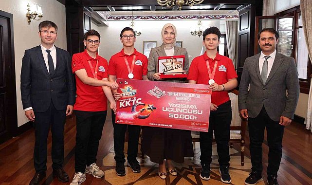 Vali Yiğitbaşı, TEKNOFEST KKTC 2025'te dereceye giren HasCode Takımı'nı kabul etti