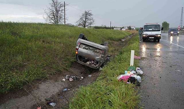 Yağmurun etkisiyle kayganlaşan yolda otomobil takla attı: 4 yaralı