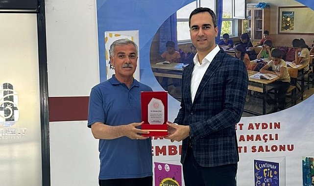 Yazar Çelik'e eğitime katkılarından dolayı plaket verildi