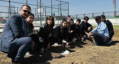 Yüksekova'da öğrenciler kendi sebzelerini yetiştiriyor