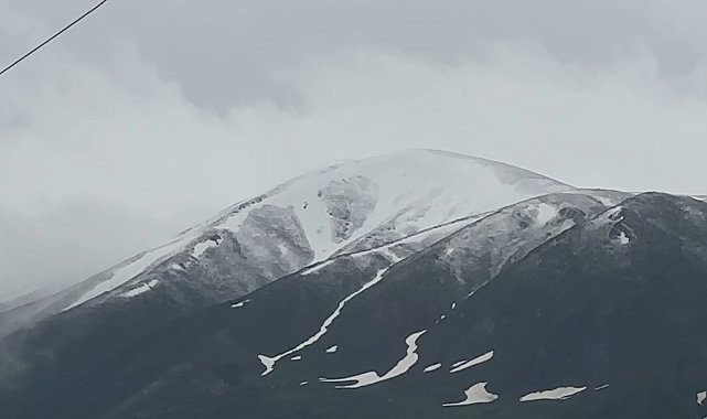 Yüksekova'da sağanak ve kar yağışı etkili oldu