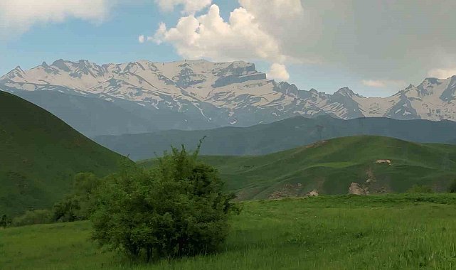 Zirvesi karla kaplı Cilo Dağları hayran bırakıyor