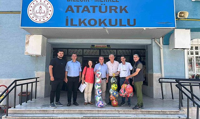20 kilogram atık pil toplayan çocuklara 16 adet futbol, basketbol ve voleybol topu hediye edildi