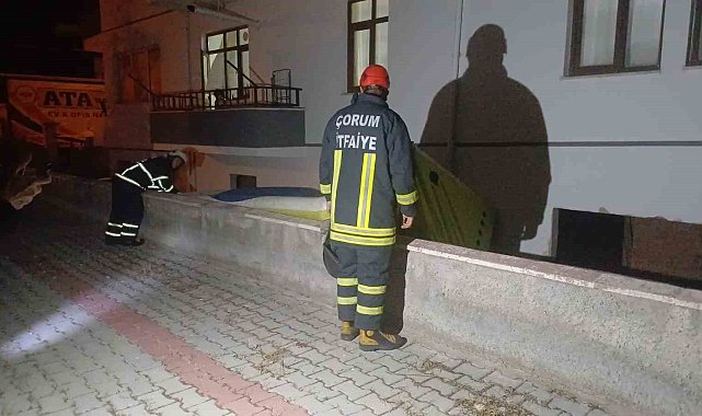 3 katlı binanın çatısında intihara kalkışan şahsı polis ikna etti
