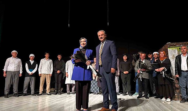 'Bir Gönül Yolculuğu Yunus Emre' oyunu izleyicilerden tam not aldı