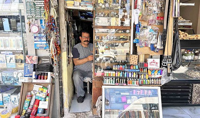 'Çakmak doktoru' baba, 2 metrekarelik dükkanda 3 evladını okutup meslek sahibi yaptı