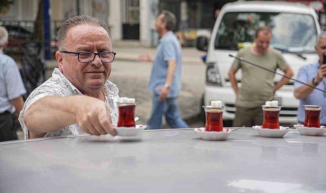 50 metre uzaklıktaki çay ocağından aldığı çayları otomobiliyle taşıyor