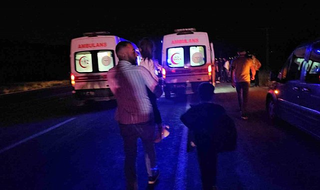 Adilcevaz'da hafif ticari araç, traktöre çarptı: 7 yaralı