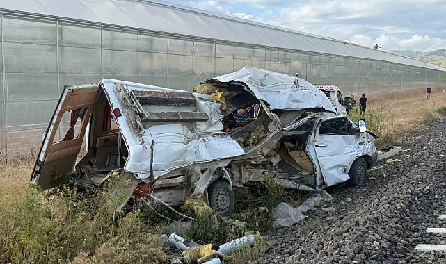 Afyonkarahisar'da tren minibüse çarptı: 1 yaralı