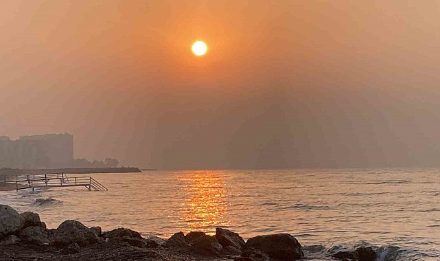 Akdeniz'de gün doğumuyla oluşan yakamoz mest etti