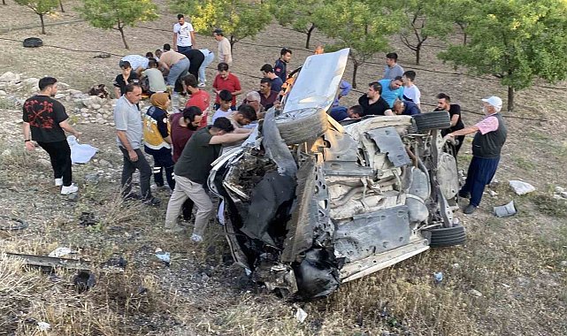 Aksaray'da 2 otomobilin çarpıştığı sıkışmalı kazada 2'si ağır 8 kişi yaralandı