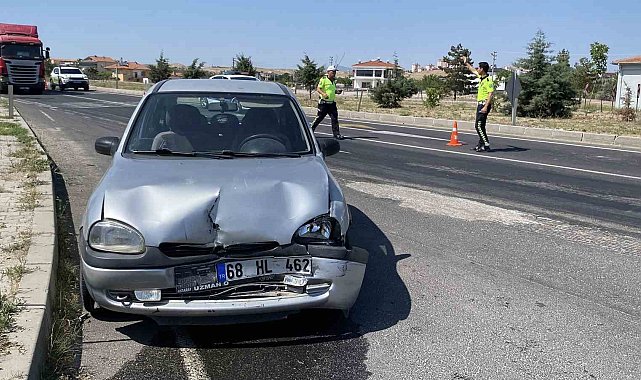 Aksaray'da ışıklarda otomobil hafif ticari araca çarptı: 1 yaralı