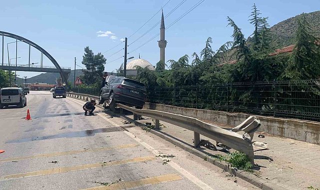 Amasya'da otomobil bariyere asılı kaldı: 1 yaralı