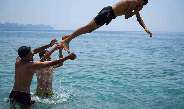 Antalya'da bayramın ilk gününde sahillerde yoğunluk oluştu