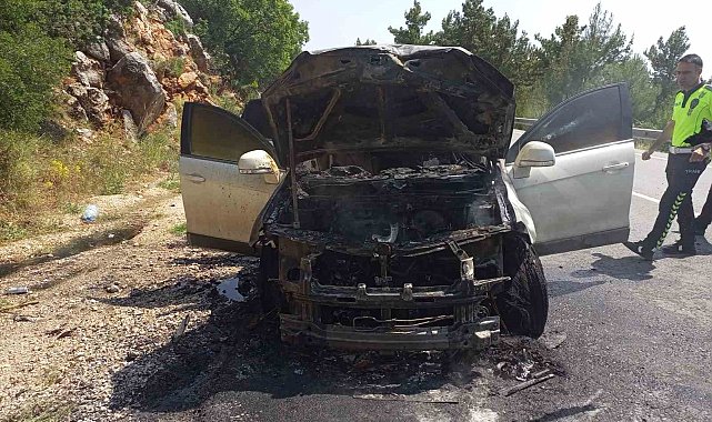 Antalya'da seyir halindeki cip alev aldı
