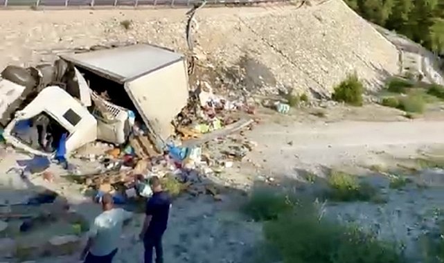 Antalya'da yoldan çıkan kamyon boş alana yuvarlandı: Sürücüsü ağır yaralandı