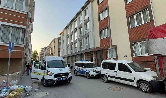 Apartmanı saran kötü kokular sonrası ekipler, çürümeye başlayan cesetle karşılaştı