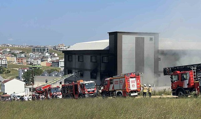 Arnavutköy'deki terlik fabrikasında çıkan yangın söndürüldü